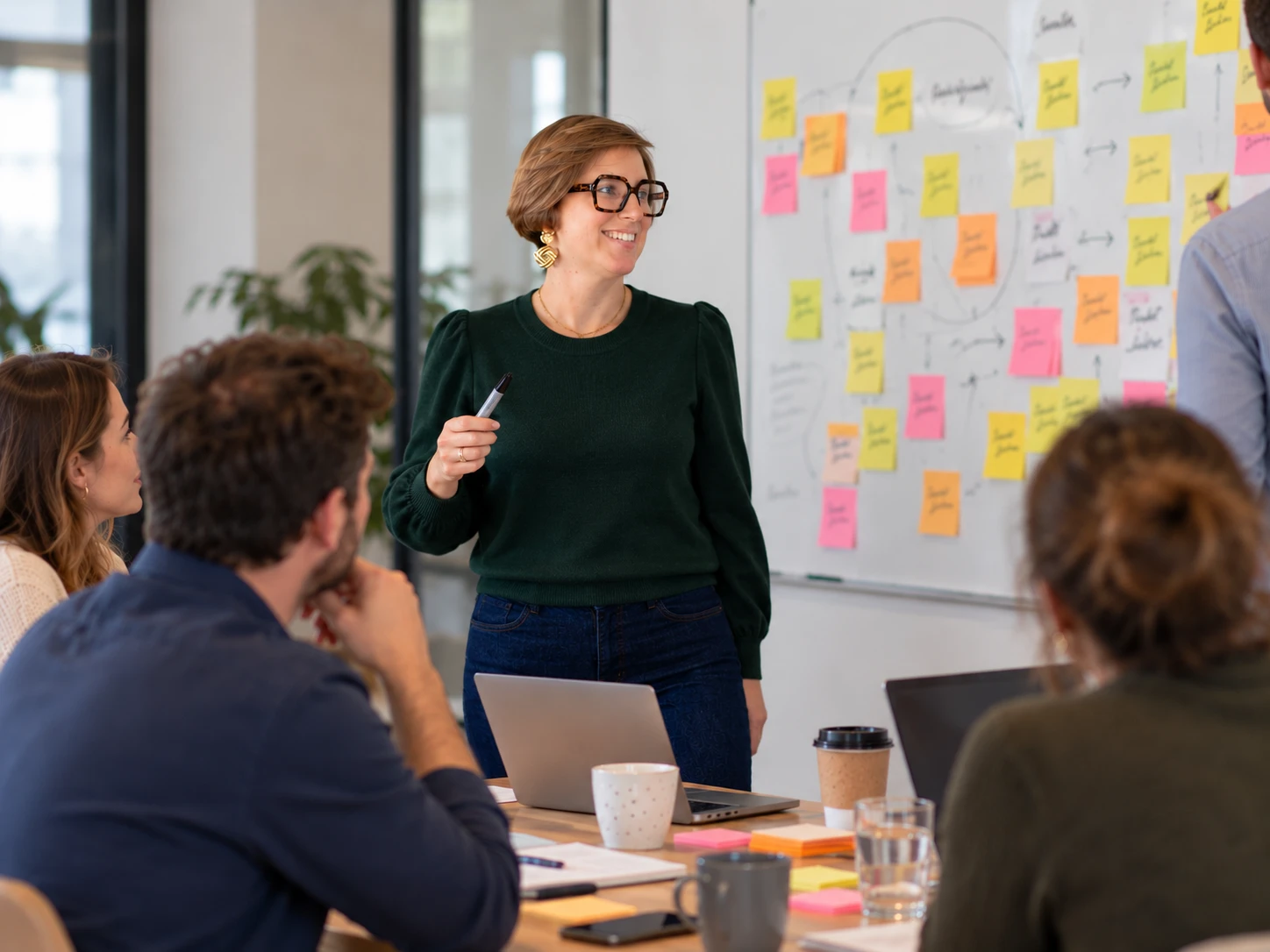 Léa Lebec anime un atelier devant un mur de post-it