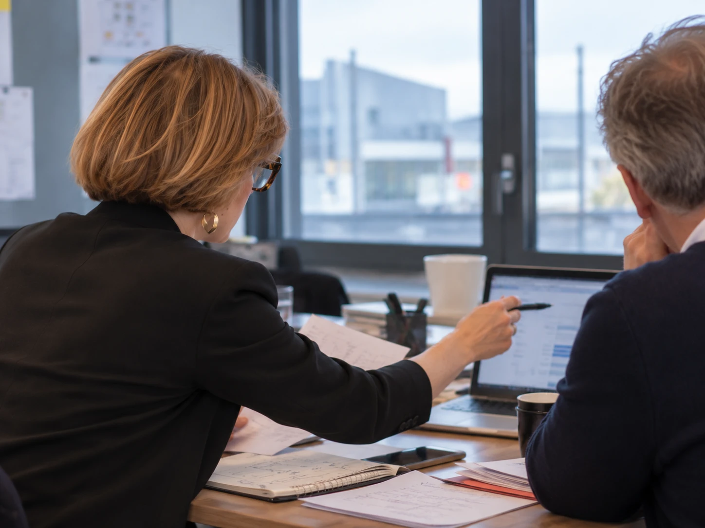 Léa Lebec en séance de travail avec un dirigeant, devant un ordinateur portable